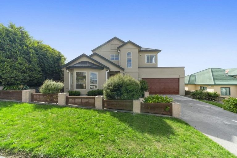 Photo of property in 9 Bennett Grove, Newlands, Wellington, 6037