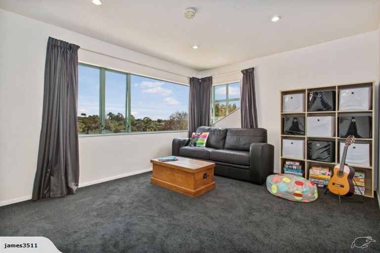 Photo of property in 17 Chedworth Drive, Glenfield, Auckland, 0629