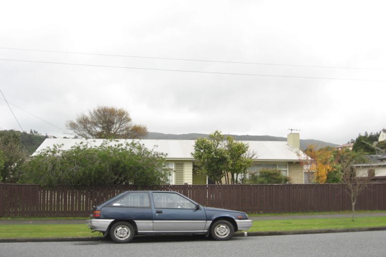 Photo of property in 25a Hawthorn Crescent, Stokes Valley, Lower Hutt, 5019