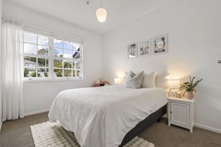 Photo of property in 16 Pickwick Parade, Mellons Bay, Auckland, 2014