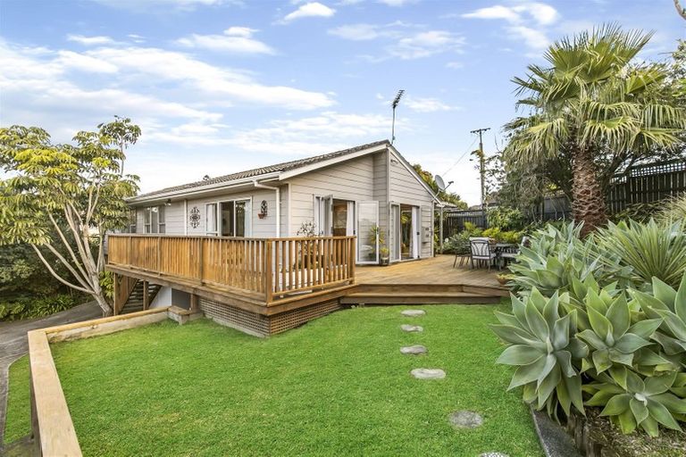 Photo of property in 1/57 Sunset Road, Totara Vale, Auckland, 0629