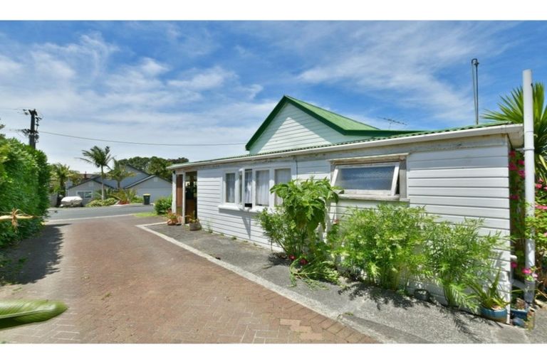 Photo of property in 12 Marie Avenue, Red Beach, 0932