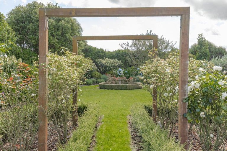 Photo of property in 35 Saint Oswalds Drive, Brunswick, 4571