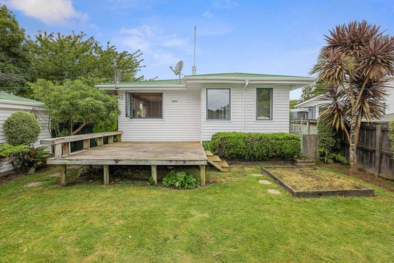 Photo of property in 2 Gradwell Place, Two Mile Bay, Taupo, 3330