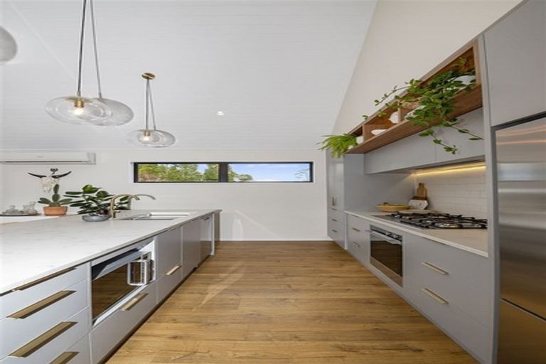 Photo of property in 2 Len Ireland Drive, Kumeu, 0810