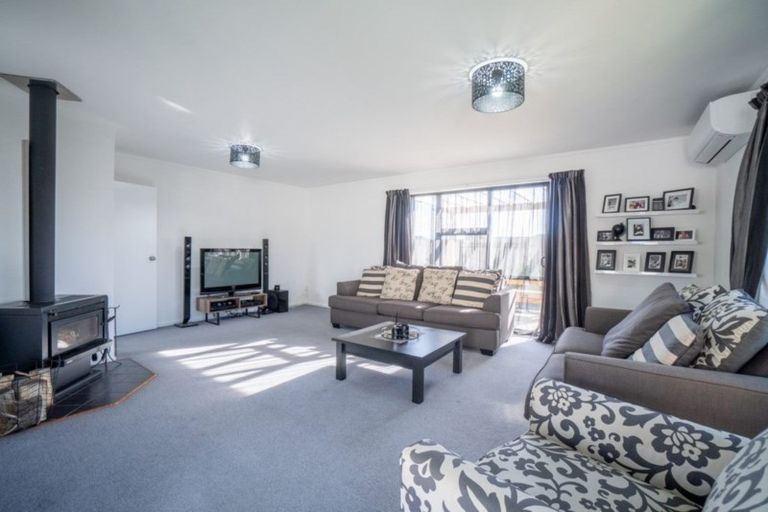 Photo of property in 8 Logan Place, Kelvin Grove, Palmerston North, 4414