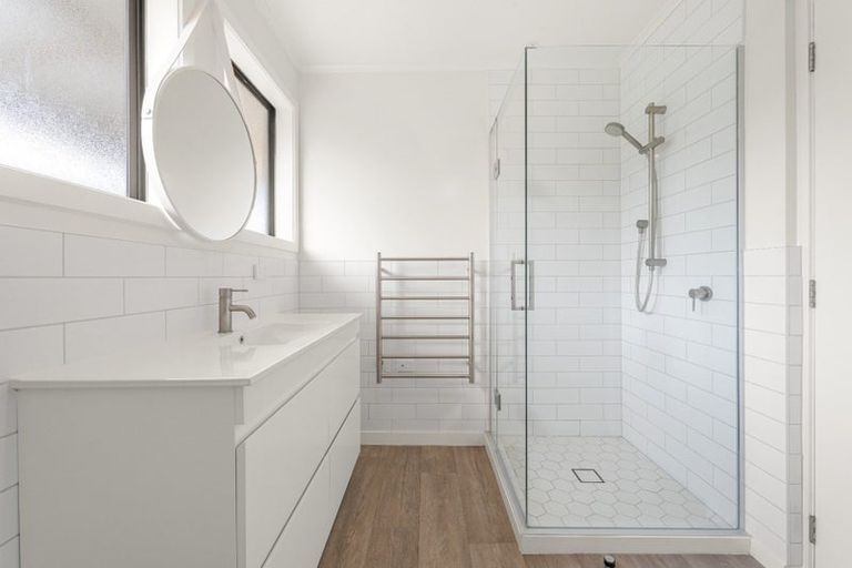 Photo of property in 16 Rewarewa Road, Te Atatu Peninsula, Auckland, 0610