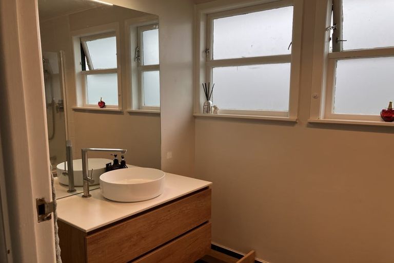 Photo of property in 76 Lauderdale Road, Birkdale, Auckland, 0626