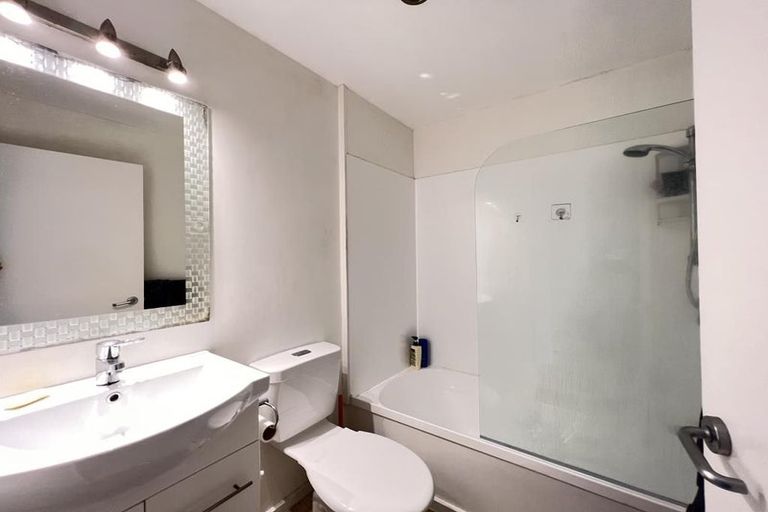 Photo of property in 1/93a Kelburn Parade, Kelburn, Wellington, 6012