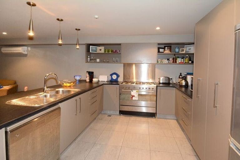 Photo of property in 4/2 Manor Place, Dunedin Central, Dunedin, 9016