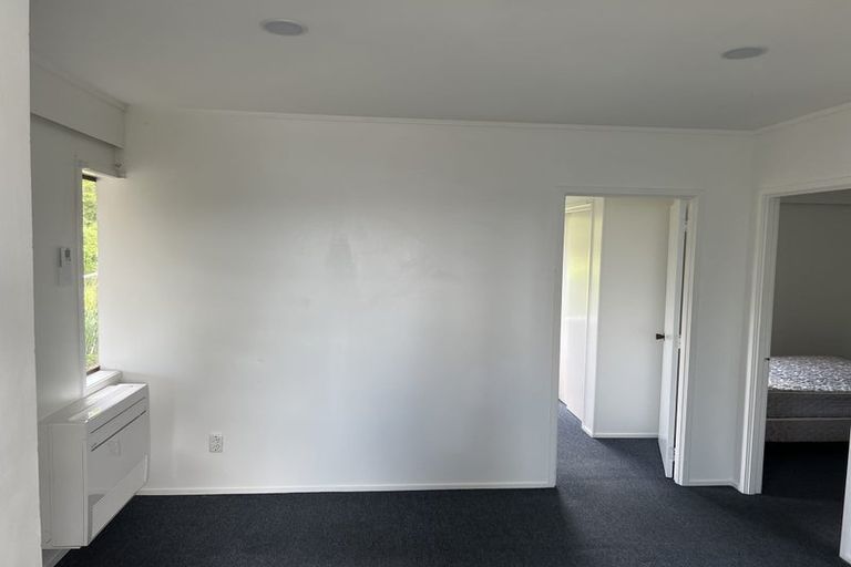 Photo of property in 11 Ian Place, Glendene, Auckland, 0602
