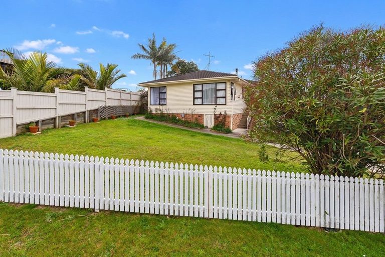 Photo of property in 6 Advene Road, Cockle Bay, Auckland, 2014