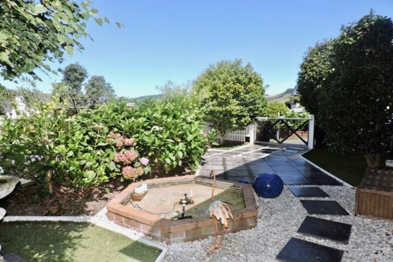 Photo of property in 12 Ordley Grove, Tawa, Wellington, 5028
