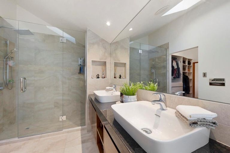 Photo of property in 2/114 Aberdeen Road, Campbells Bay, Auckland, 0620