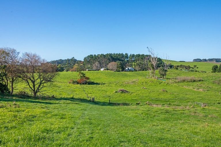 Photo of property in 2640 South Head Road, South Head, Helensville, 0874