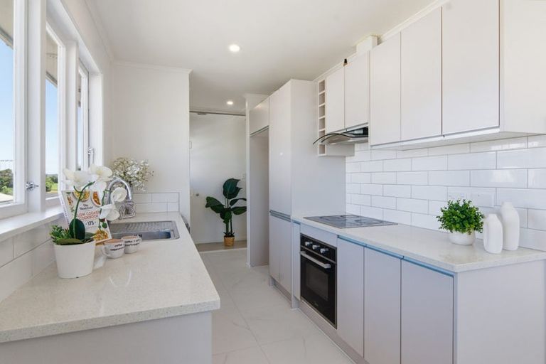 Photo of property in 1/862 East Coast Road, Northcross, Auckland, 0630