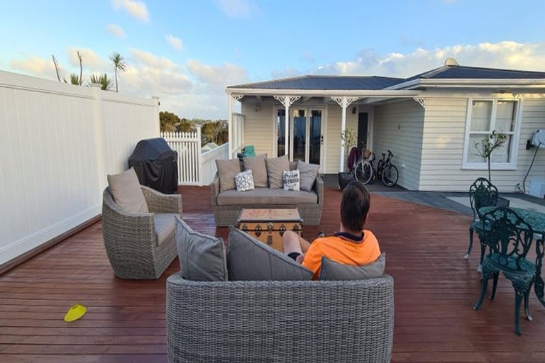 Photo of property in 2/100 Manuka Road, Bayview, Auckland, 0629