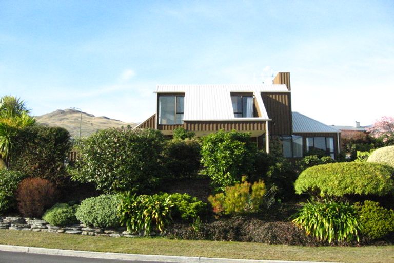 Photo of property in 2 Milward Place, Kelvin Heights, Queenstown, 9300