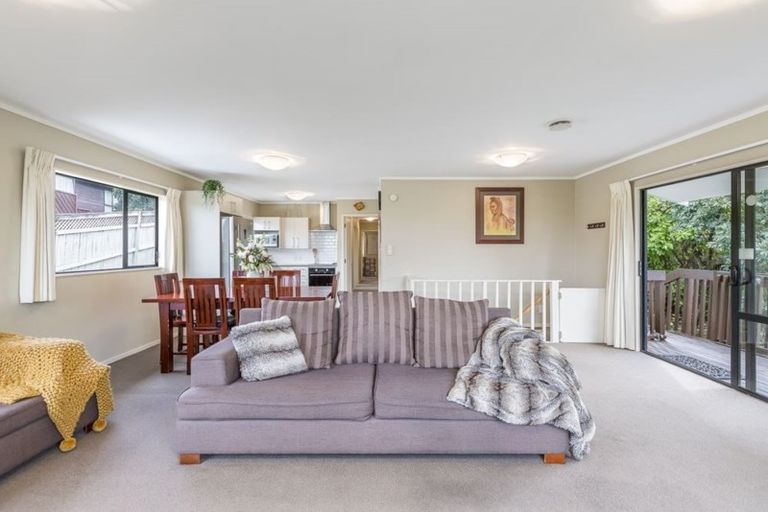 Photo of property in 4/1 Cheval Drive, Totara Vale, Auckland, 0629