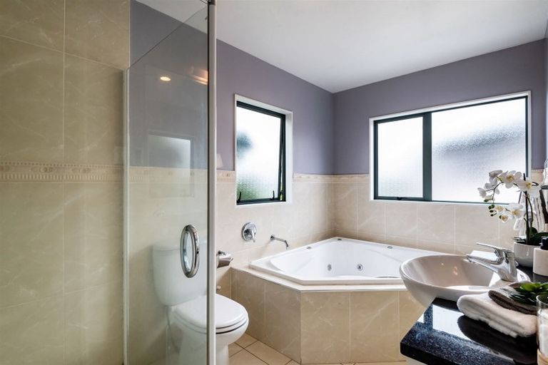 Photo of property in 27 Aorangi Place, Birkenhead, Auckland, 0626