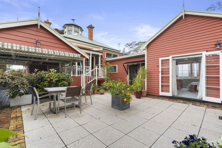 Photo of property in 1 Oxford Terrace, Devonport, Auckland, 0624