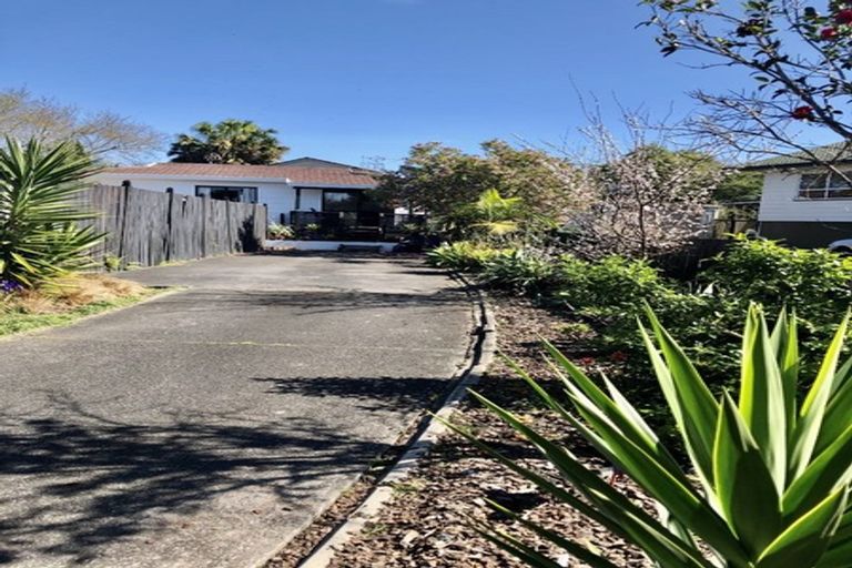 Photo of property in 1/6 Peterhouse Place, West Harbour, Auckland, 0618