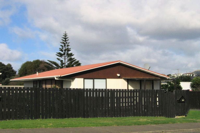 Photo of property in 2/3 Tireti Road, Titahi Bay, Porirua, 5022