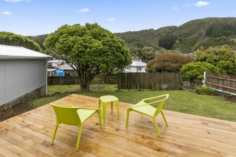 Photo of property in 35 Lees Grove, Wainuiomata, Lower Hutt, 5014