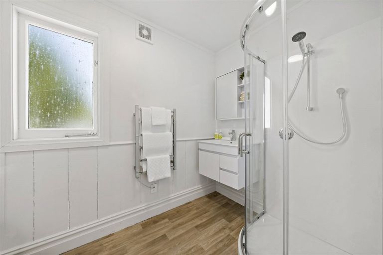 Photo of property in 42 Blockhouse Bay Road, Avondale, Auckland, 1026