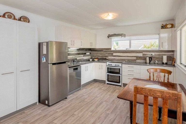 Photo of property in 1 Goldie Place, Waikanae Beach, Waikanae, 5036