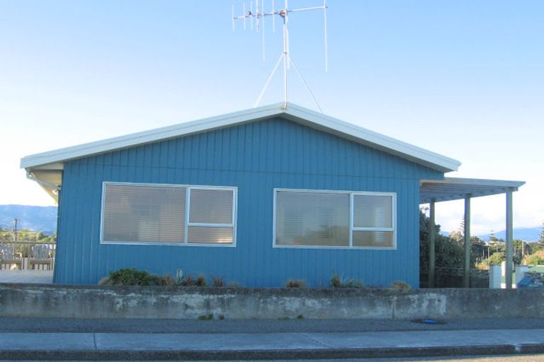 Photo of property in 22 Marine Parade, Otaki Beach, Otaki, 5512