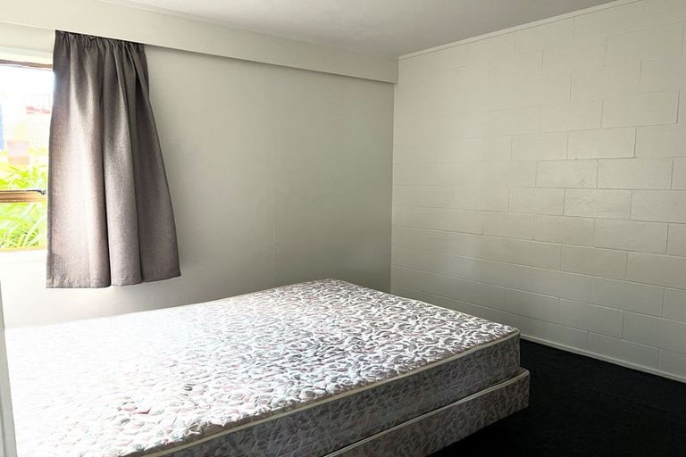 Photo of property in 11 Ian Place, Glendene, Auckland, 0602