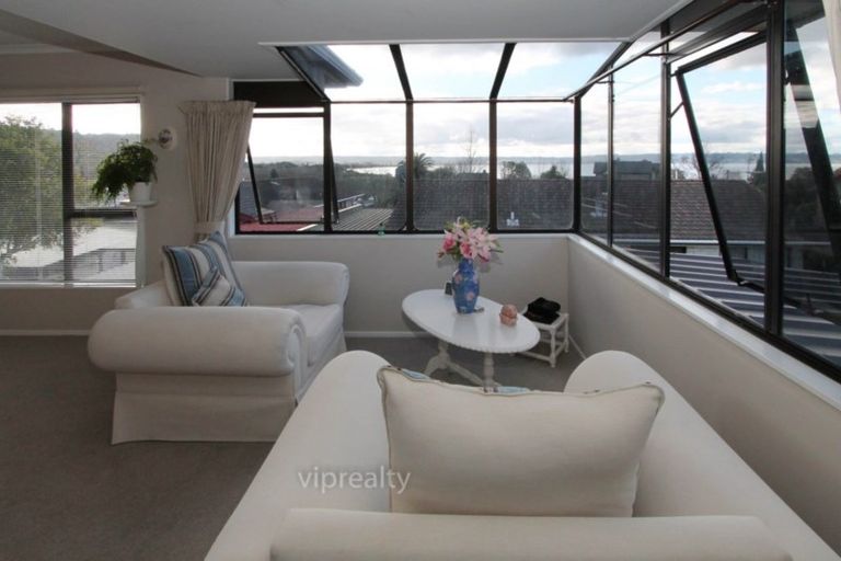 Photo of property in 2 Leo Place, Kawaha Point, Rotorua, 3010