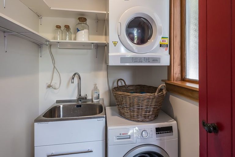 Photo of property in 43 Fairview Crescent, Kelburn, Wellington, 6012