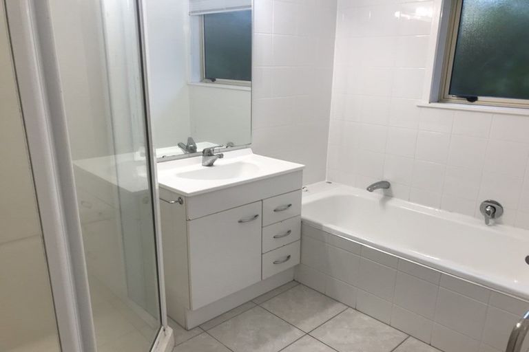 Photo of property in 58 Chivalry Road, Glenfield, Auckland, 0629