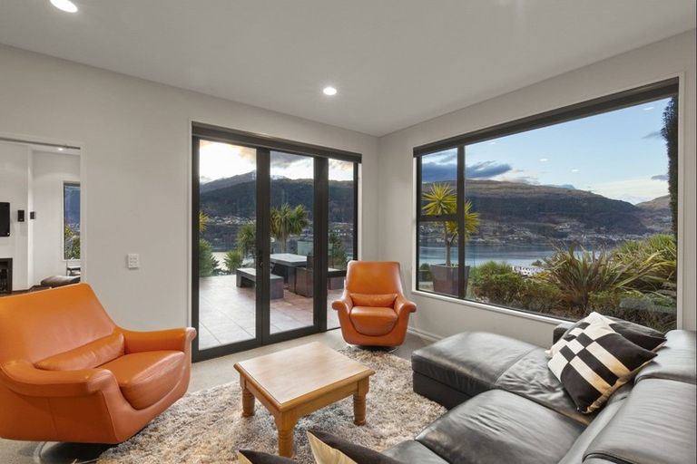 Photo of property in 17 Milward Place, Kelvin Heights, Queenstown, 9300