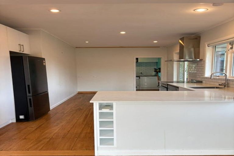 Photo of property in 17b Brookfield Road, Te Atatu Peninsula, Auckland, 0610