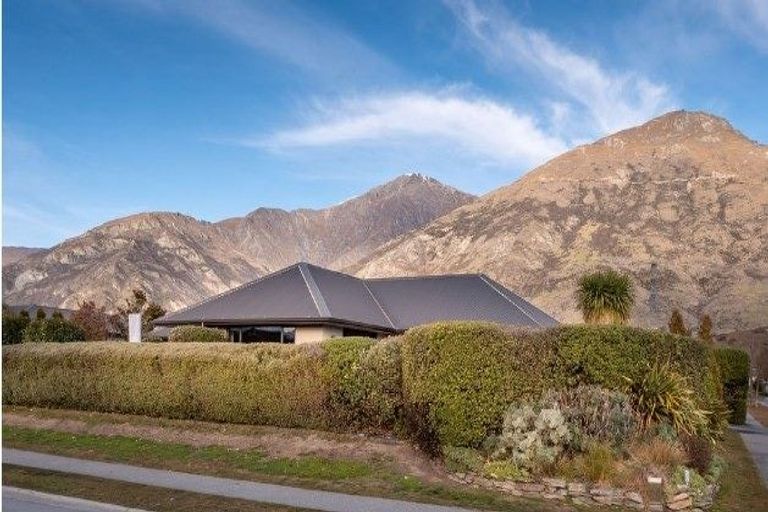 Photo of property in 1 Manorburn Place, Lake Hayes, Queenstown, 9304