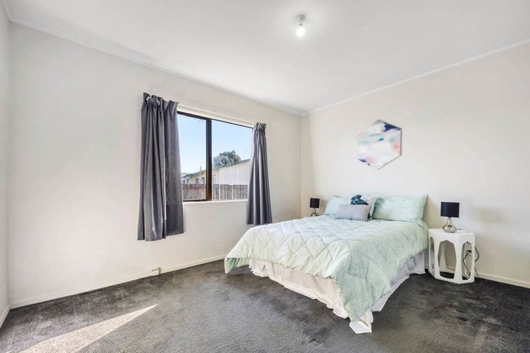 Photo of property in 2/5 Volta Place, Clendon Park, Auckland, 2103