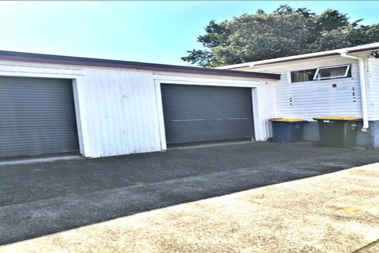 Photo of property in 16 Roberts Road, Te Atatu South, Auckland, 0610