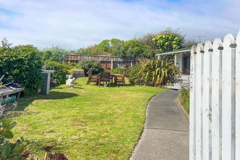 Photo of property in 1a Field Way, Waikanae Beach, Waikanae, 5036