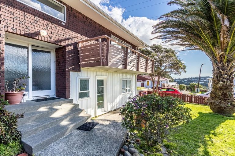 Photo of property in 37 Edgecombe Street, Newlands, Wellington, 6037
