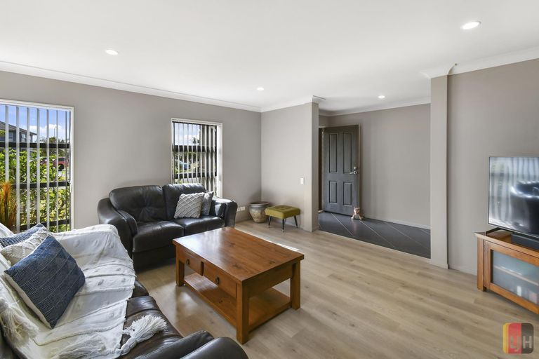 Photo of property in 13 Girvan Terrace, Wattle Downs, Auckland, 2103