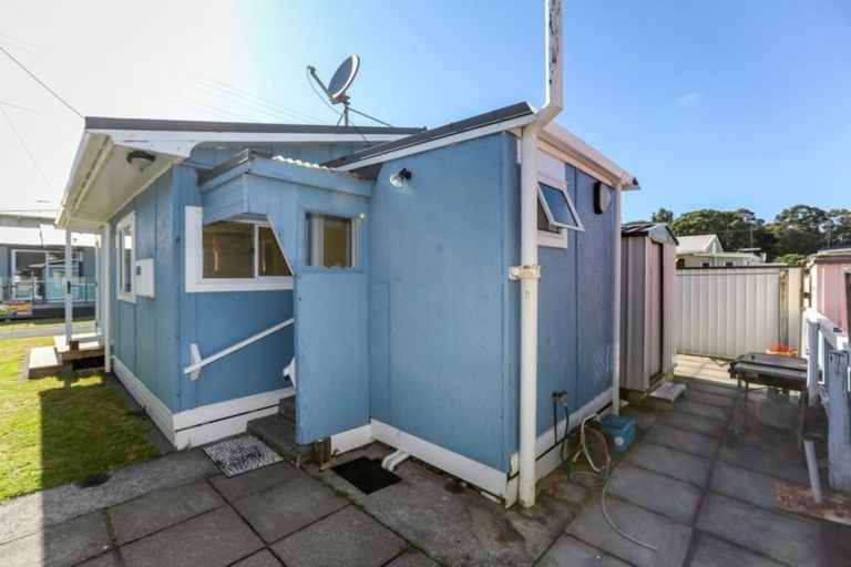 Photo of property in 70 Sixth Avenue, Urenui, 4377