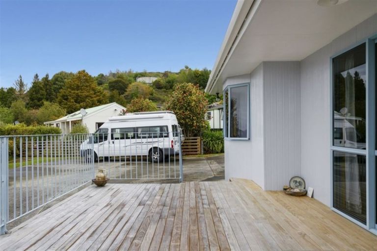 Photo of property in 19 Reeves Road, Acacia Bay, Taupo, 3330