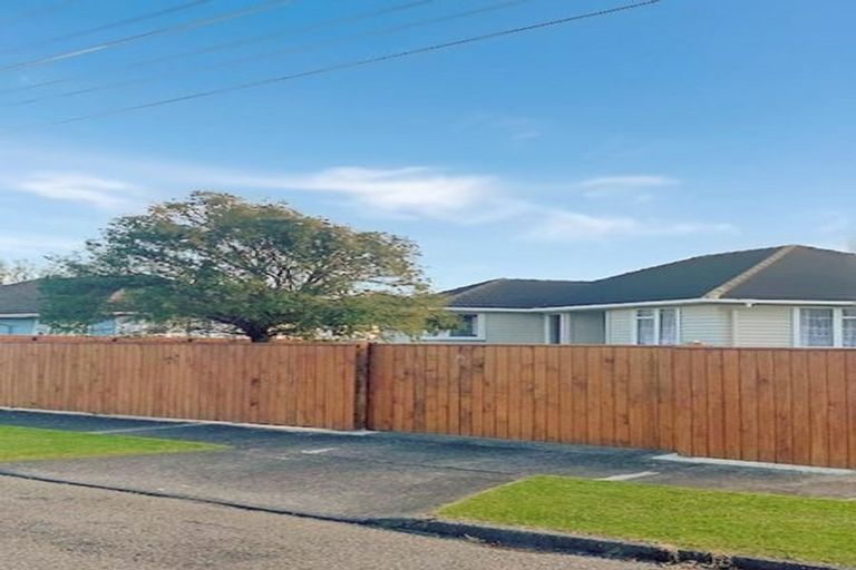 Photo of property in 23 Holland Crescent, Bulls, 4818