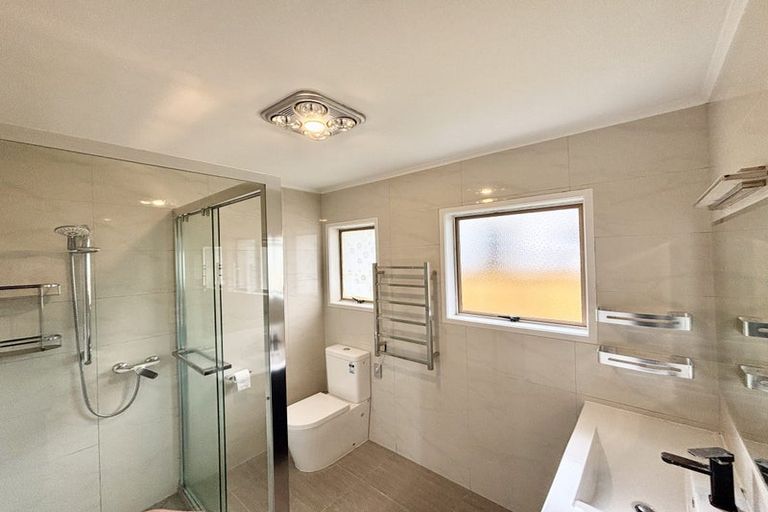 Photo of property in 2/5 Teviot Place, Totara Vale, Auckland, 0629