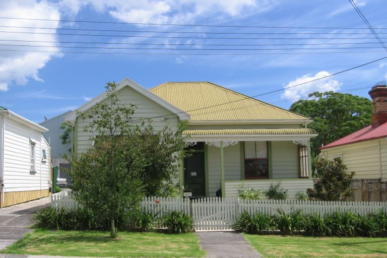 Photo of property in 11 Roslyn Terrace, Stanley Point, Auckland, 0624