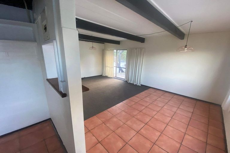 Photo of property in 140 Akaroa Drive, Maupuia, Wellington, 6022