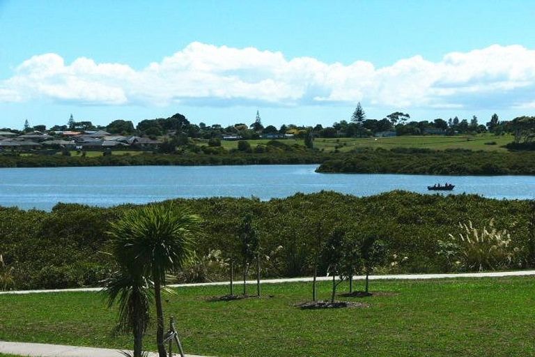 Photo of property in 23 Stranraer Crescent, Wattle Downs, Auckland, 2103